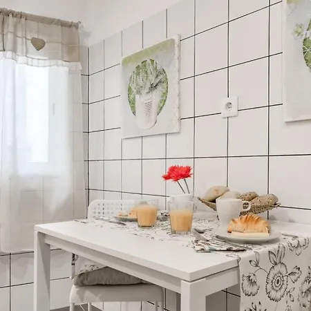 Inloveapartments - Window To Heaven